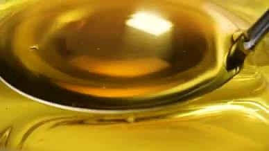 升格倒油花生油菜籽油植物油食用油视频的预览图